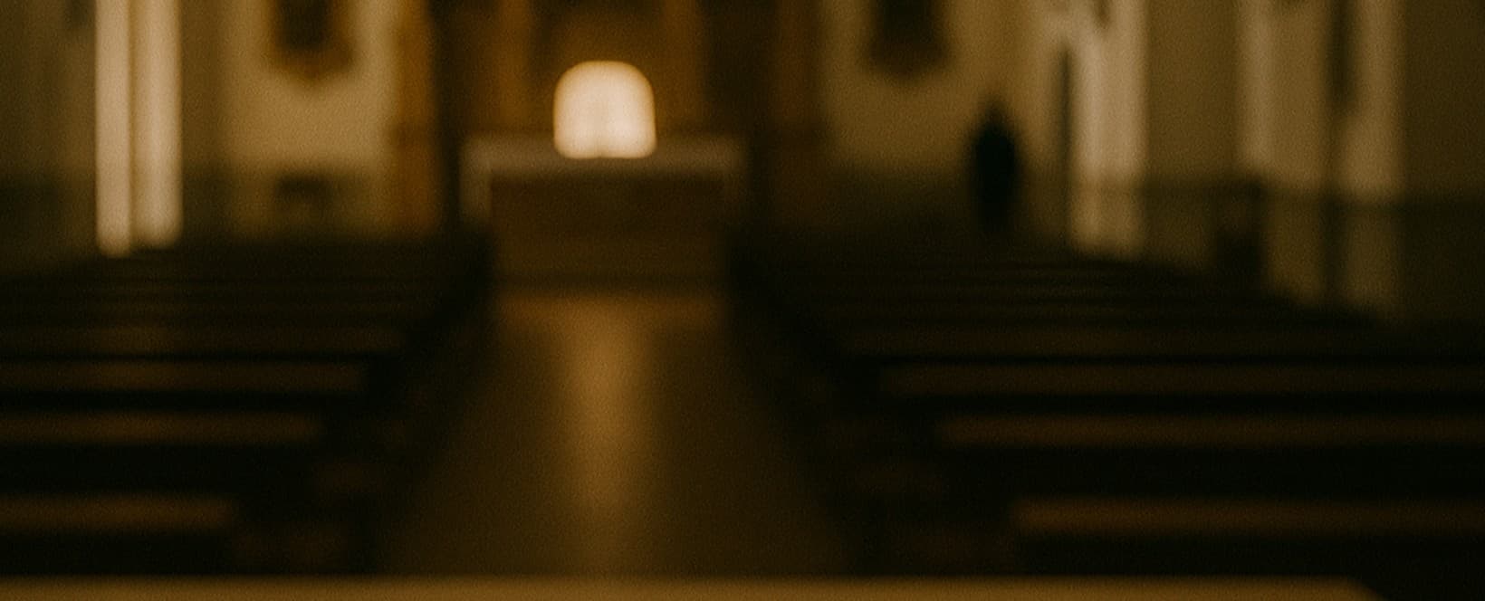 Iglesia española vacía vista desde el presbiterio